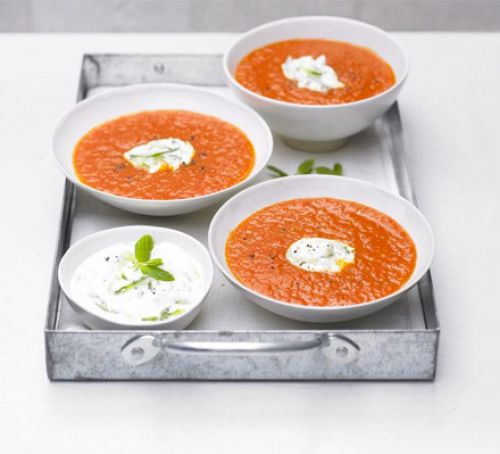 سوپ تند گوجه فرنگی به همراه ماست و خیار